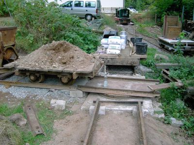 Hier beide Wagen bei Materialtransporten für den Lokschuppen 1