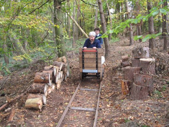 Oma mit Fred im Wald