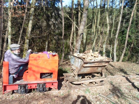 Volle Holzlore auf der Patentdrehscheibe