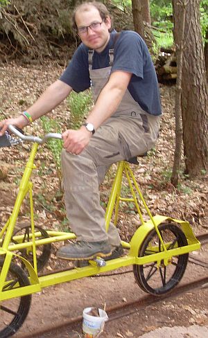 Flo auf dem Schienenfahrrad