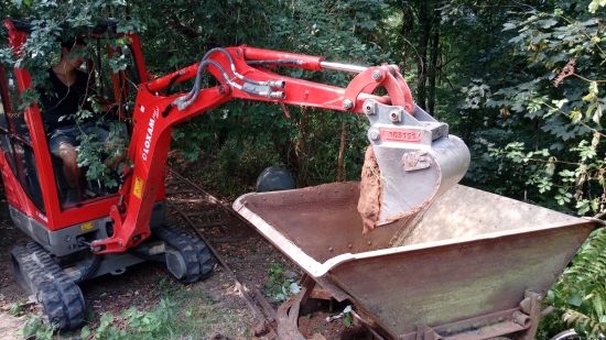 Lore mit Bagger beladen