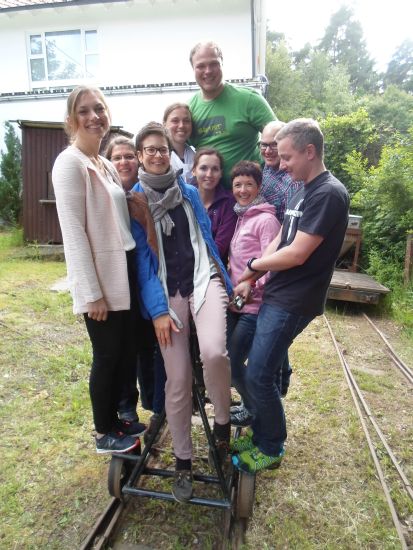 zu neunt auf dem Schienenfahrrad