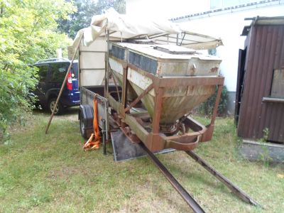 Hier der Silowagen beim Ausladen in Carlsberg