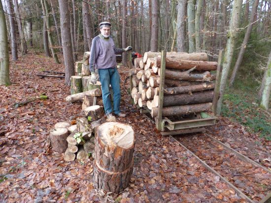 vater neben dem Wagen