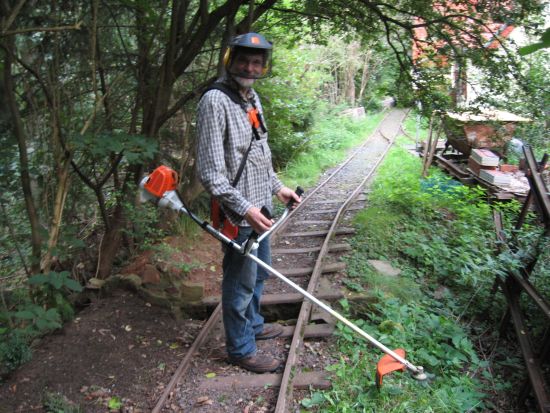 Vater Schneidet die Strecke Frei